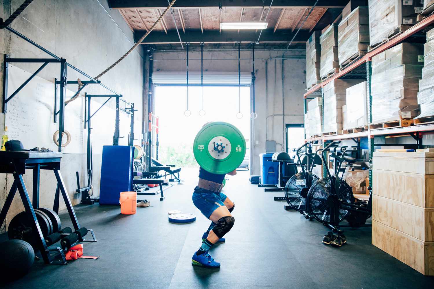 Man lifting barbell in a crossfit gym