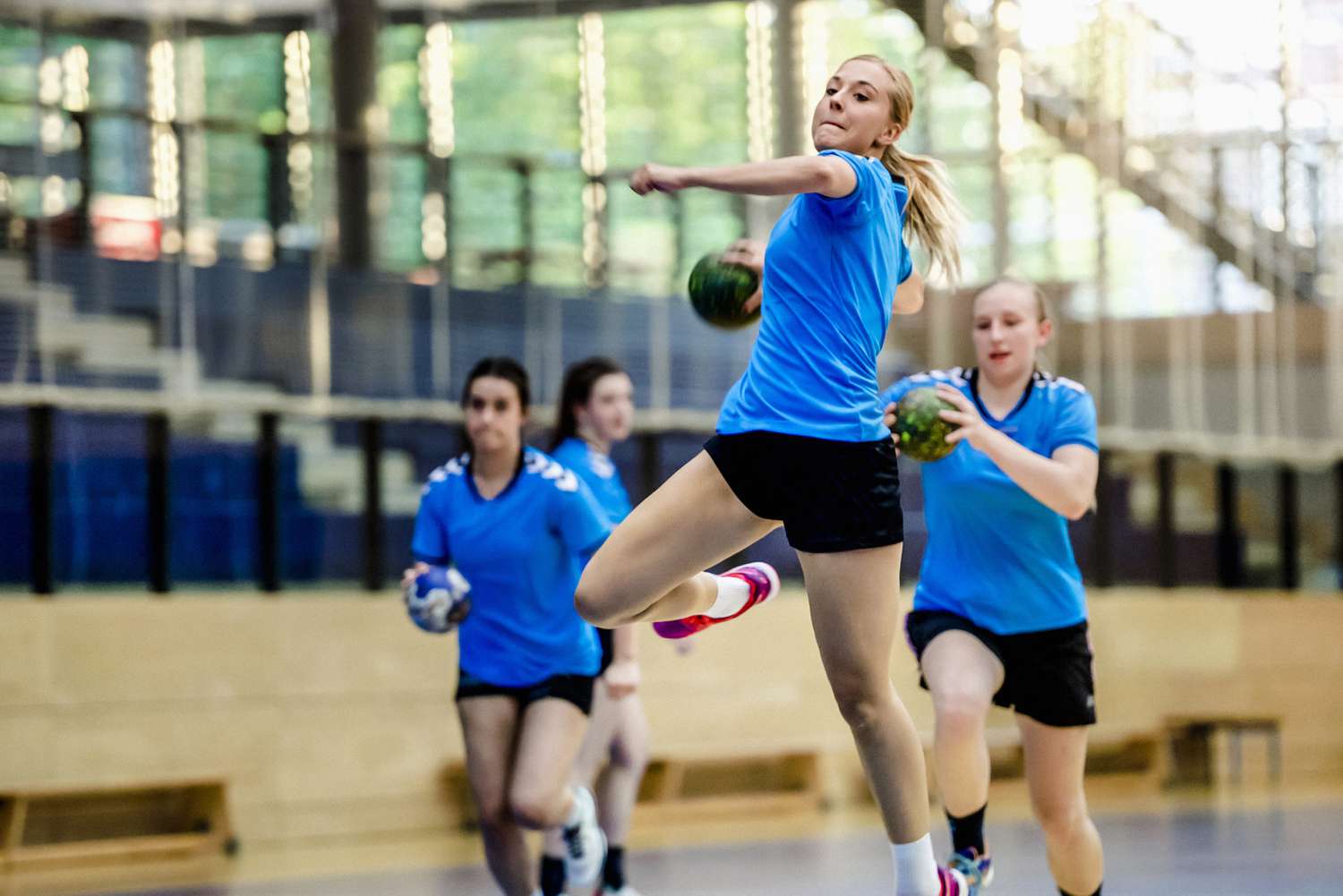 g\Girl playing handball