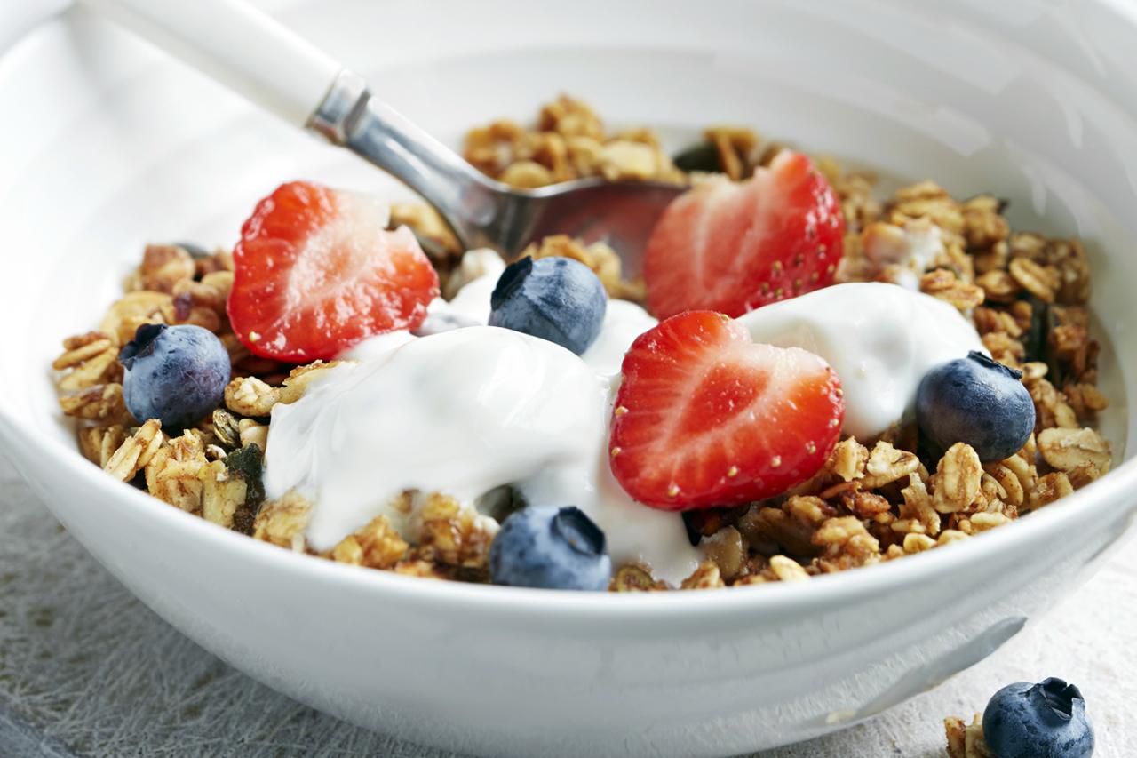granola with fruit and yogurt